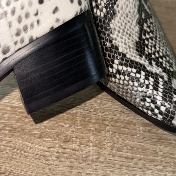 Blondo boots Waterproof leather 7.5 reptile snake print pointed toe - Picture 3 of 4